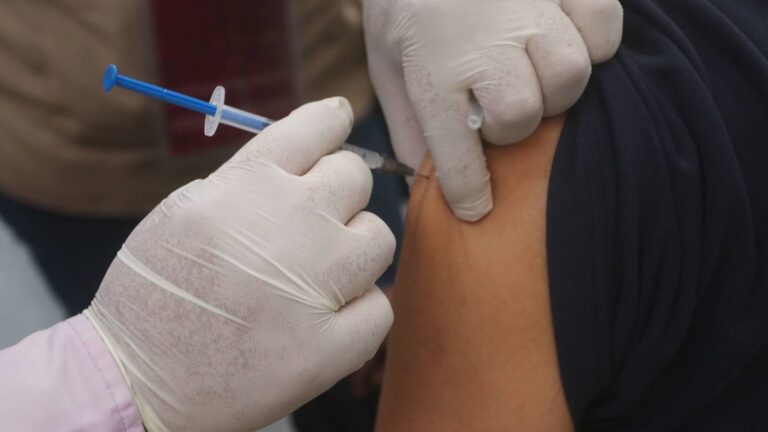 Invitan a vacunarse para evitar muertes por Covid-19 e Influenza