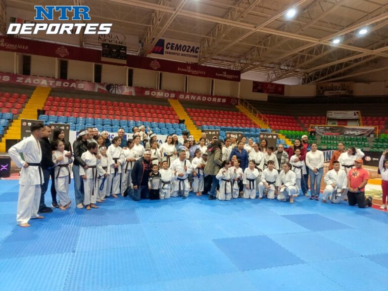 Karatekas presentan examen de cambio de cinta