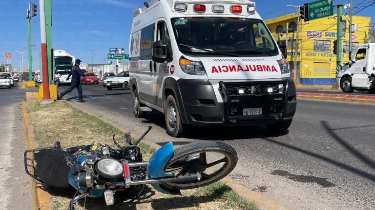 Motociclista resulta lesionado tras chocar con auto