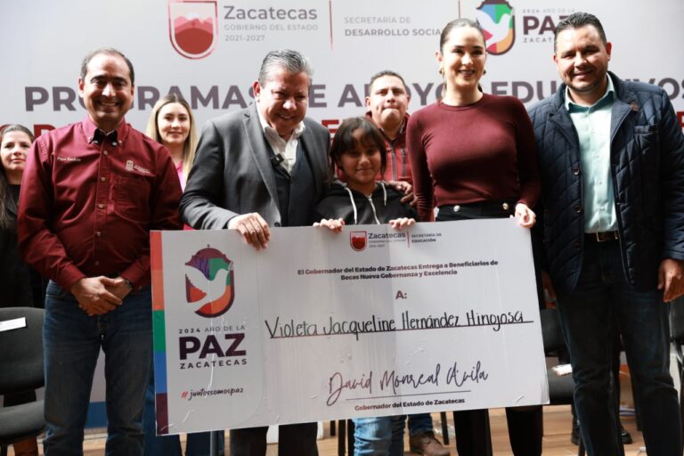 Otorgan becas a 600 estudiantes