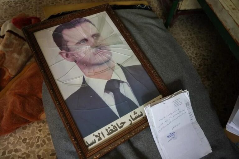 Prenden Rebeldes sirios fuego a tumba del padre de Al Assad