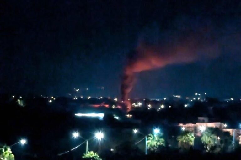 Reportan explosión de coche en Culiacán, tras balaceras