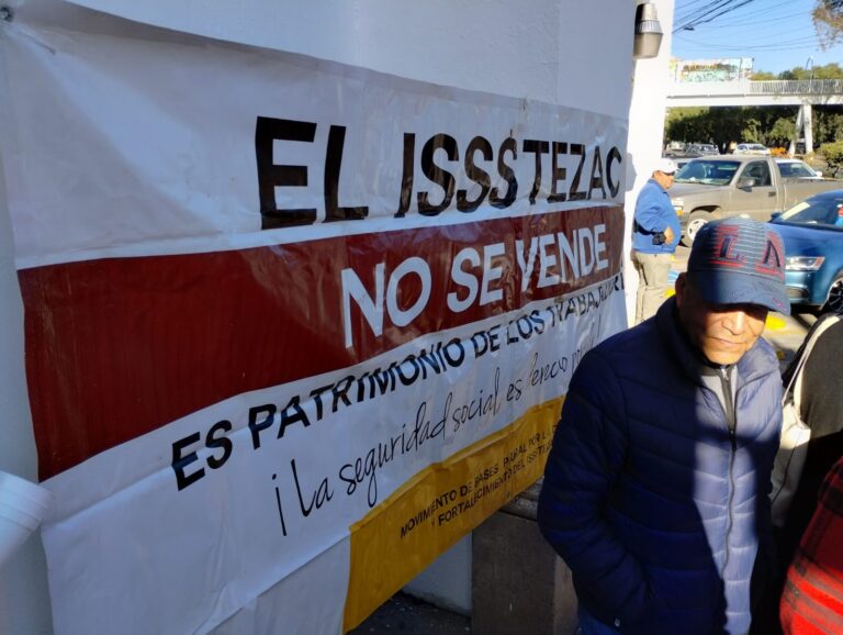 Toman el Issstezac; pensionados exigen aguinaldo completo