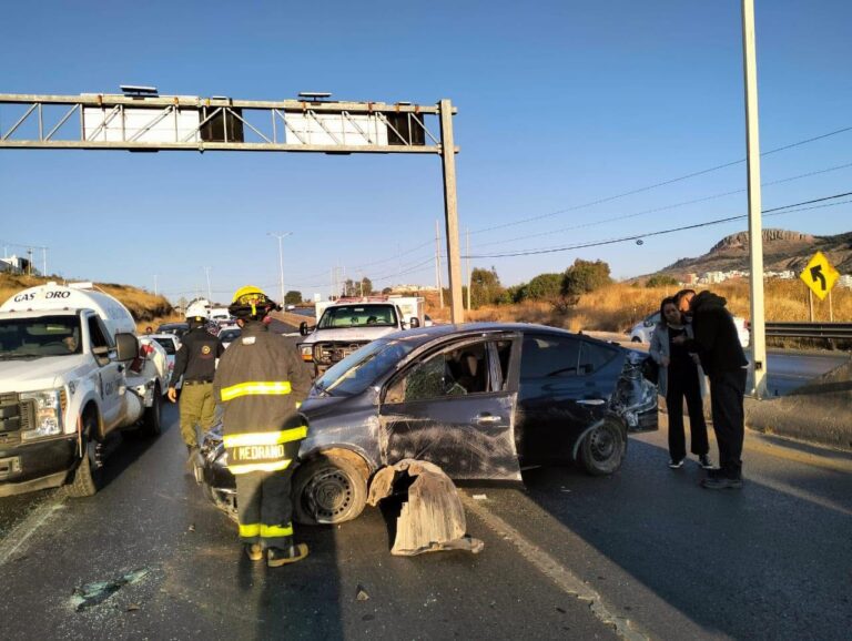 Choca mujer en bulevar Bicentenario