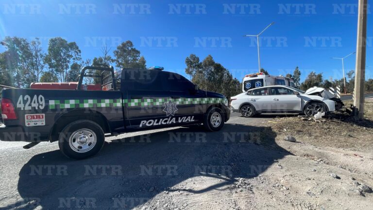 Se impacta conductor contra poste