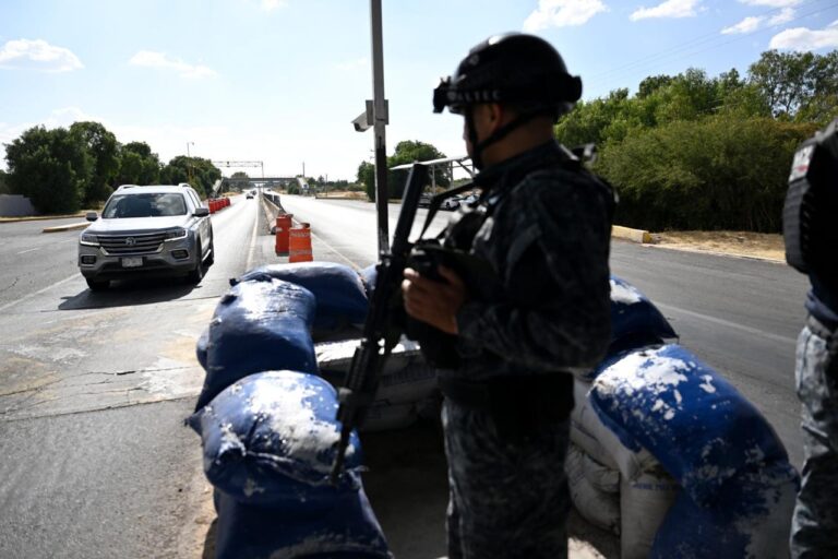 Blindan caravanas de paisanos