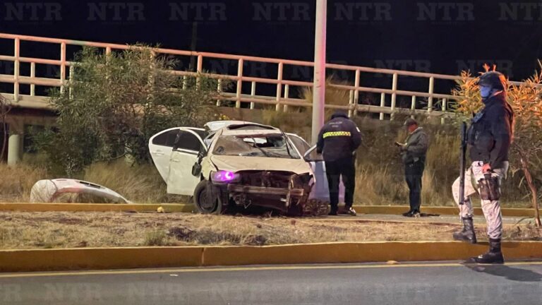 Choca, derriba luminaría y abandona el auto en Fresnillo