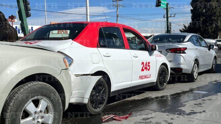 Choque entre tres vehículos causa caos vial