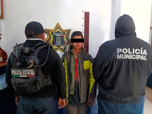 Detienen a dos jóvenes por conducir camioneta robada