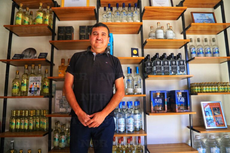 Prometen apoyos a mezcaleros