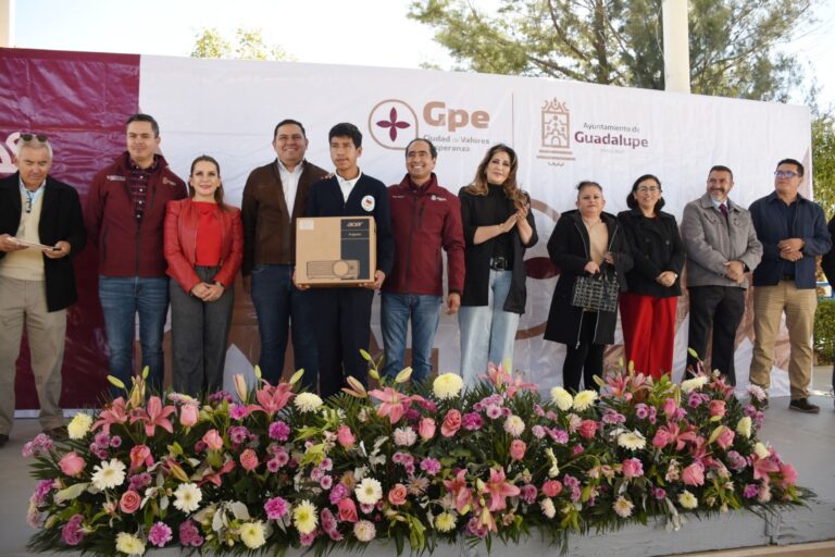Entrega de proyectores a estudiantes de Zóquite