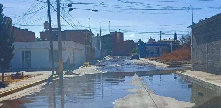 Exigen reparación de fuga de agua