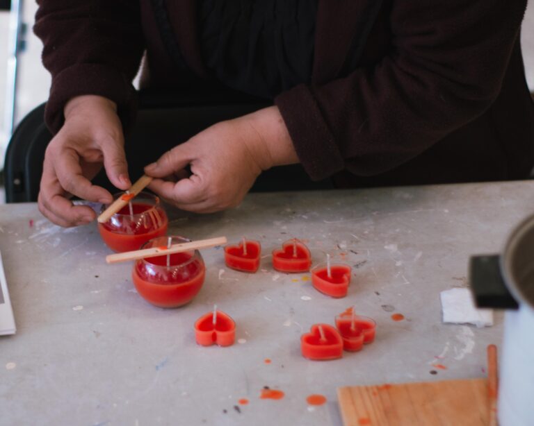 Fortalecen autoempleo con taller de velas decorativas