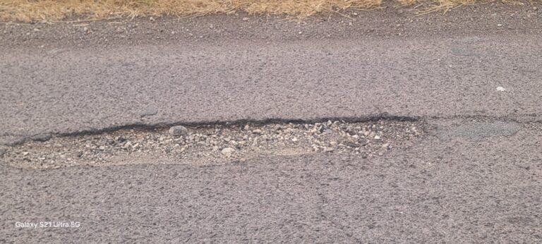 Reprochan abandono estatal para carreteras de Apulco