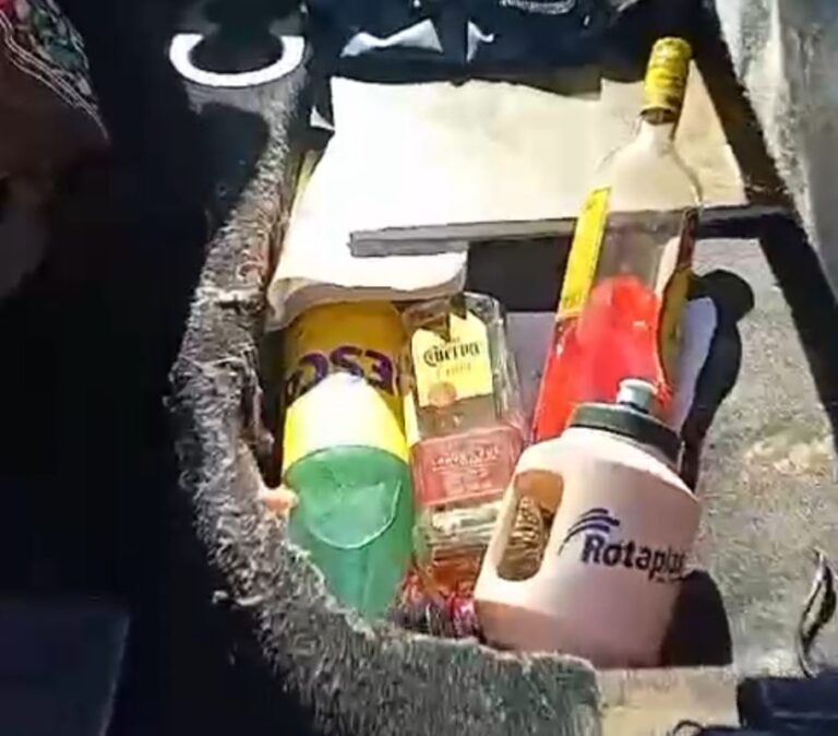 Investigan a policías por licor en patrulla