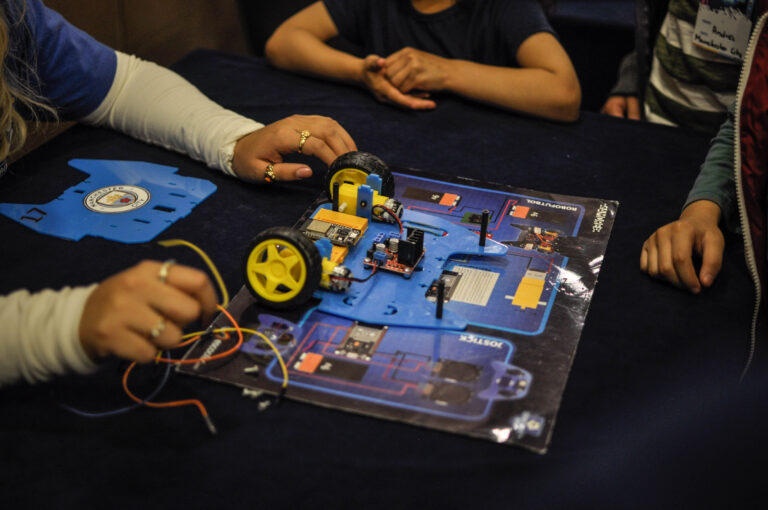 Niños aprenden de robótica a través del futbol