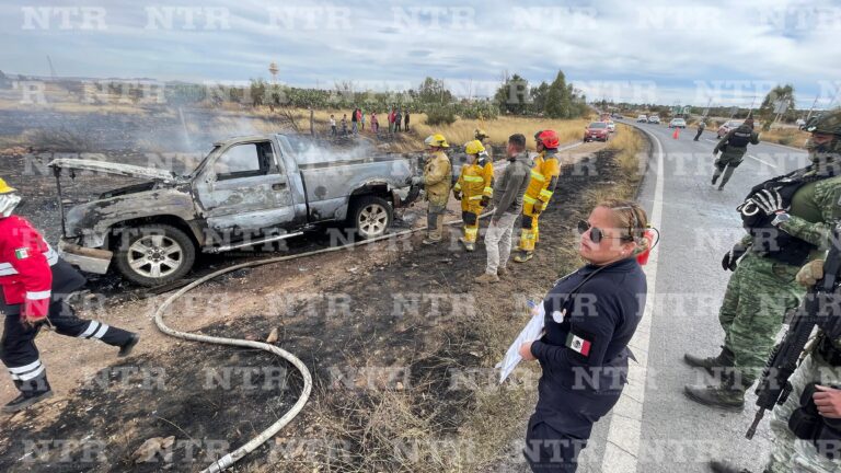 Se incendia camioneta que transportaba paja