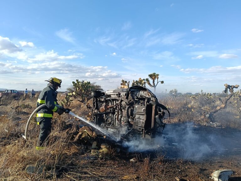Se vuelca camioneta y termina incendiada