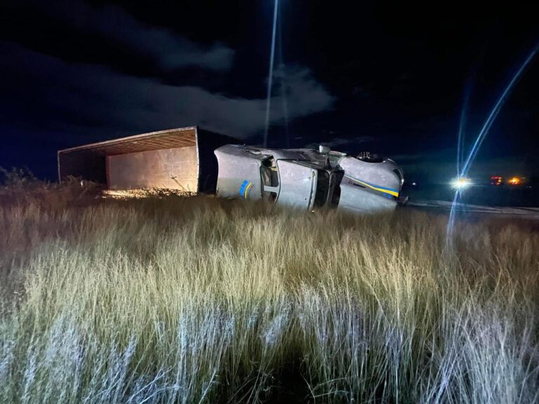 Se vuelca quinta rueda en carretera a San Luis