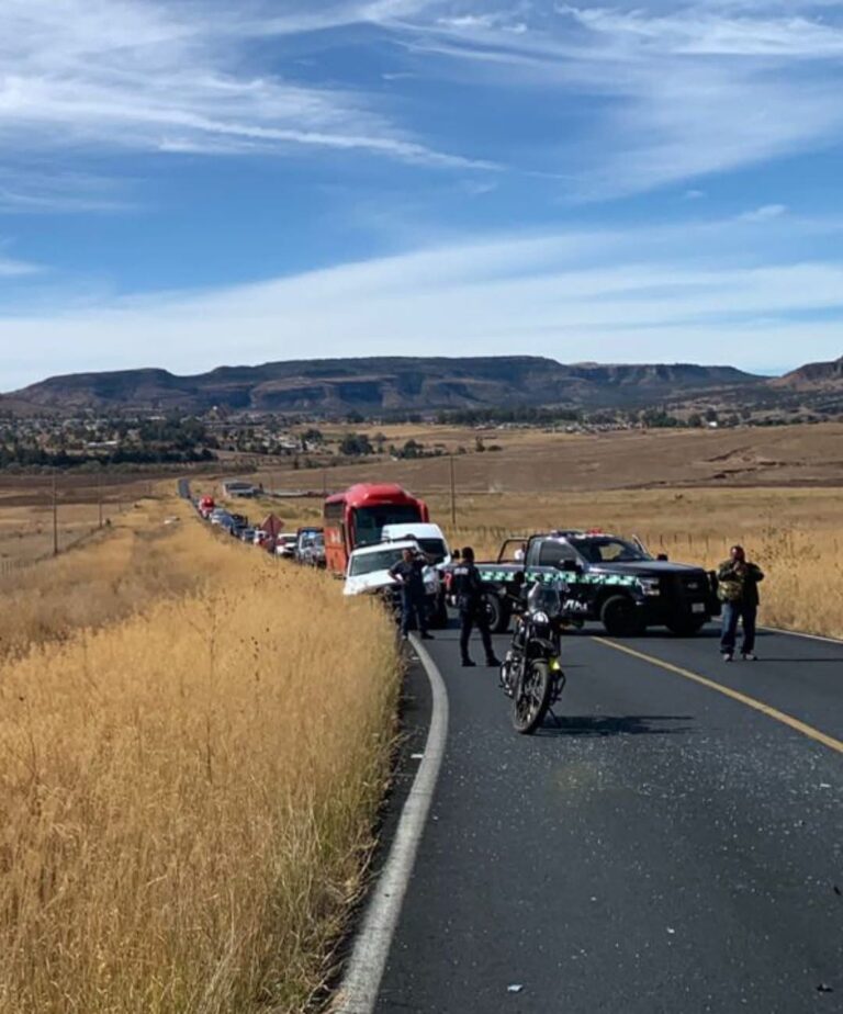 Tres heridos de gravedad tras choque en carretera