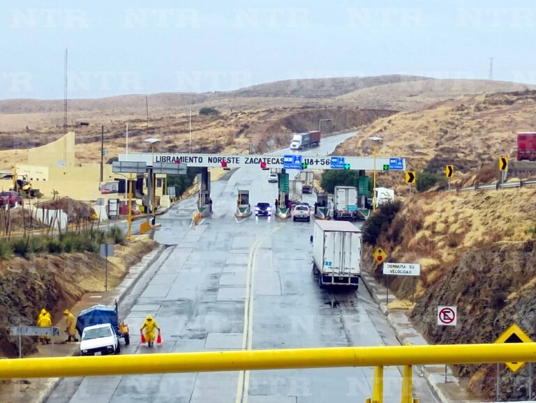 Suman tres días de toma de casetas por sanmarqueños