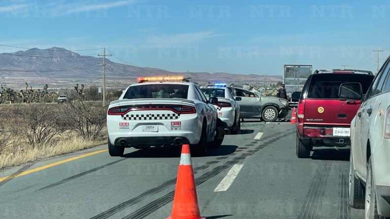 Vuelca vehículo en carretera federal 45; no hay lesionados