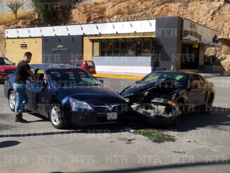 Chocan dos vehículos en Calzada Universidad