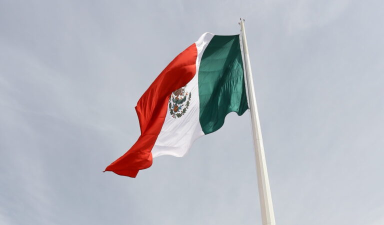 Bandera, símbolo de identidad mexicana