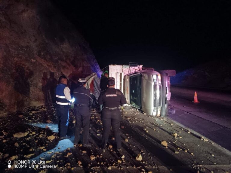 Vuelca conductor de camioneta cargada de fruta