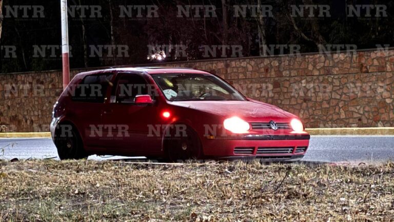Chocan en calzada Proaño; abandonan auto