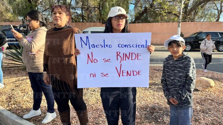 Se manifiestan docentes en evento presidido por DMA