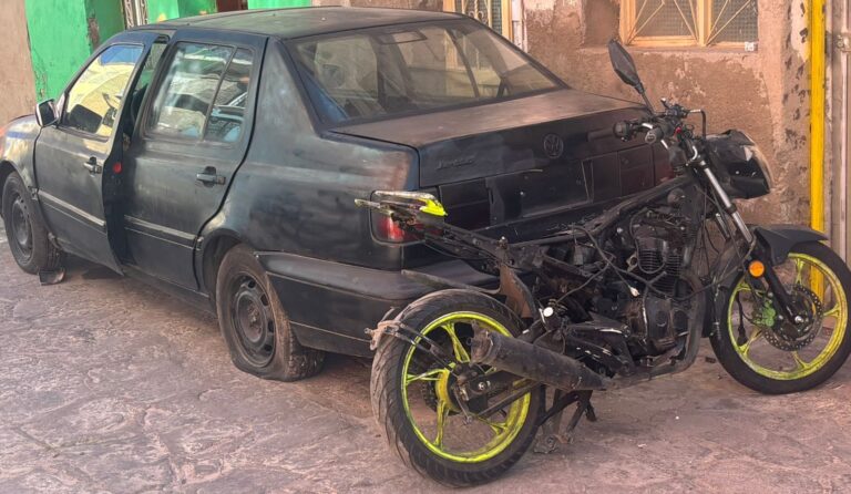 Aseguran vehículo y motocicleta abandonados