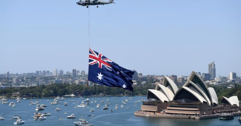 Baja Australia tipos por primera vez desde 2020