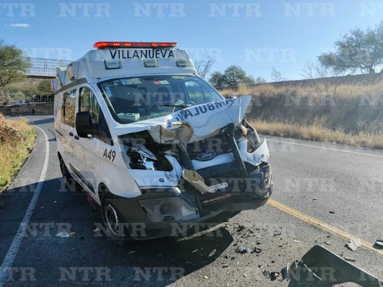 Choca ambulancia con camioneta de carga ligera
