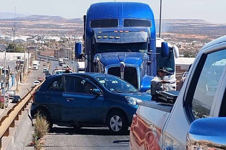 Chocan tráiler y auto en el bulevar Bicentenario