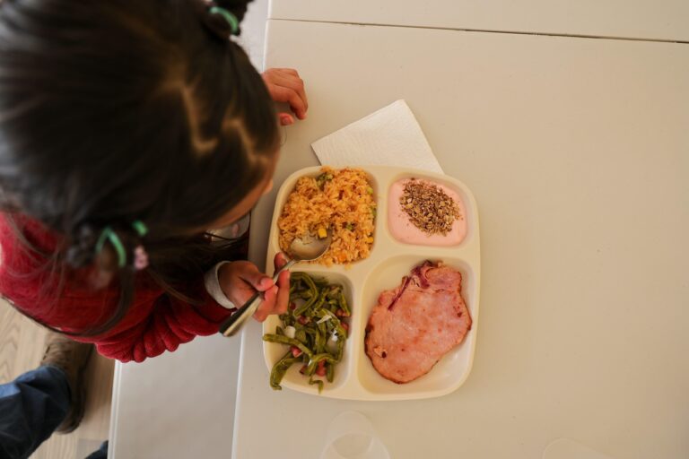 Dan alimentación balanceada a niñez de Casa Cuna Plácido Domingo