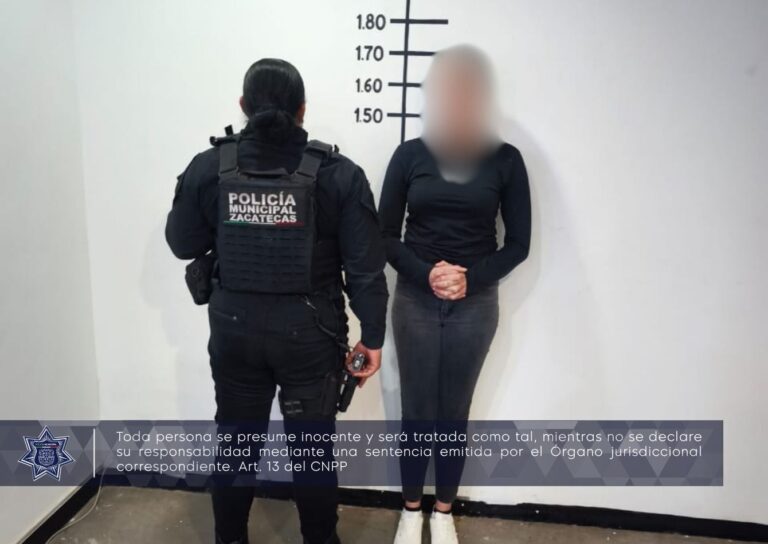 Detienen a mujer por robo en comercio de Colinas del Padre