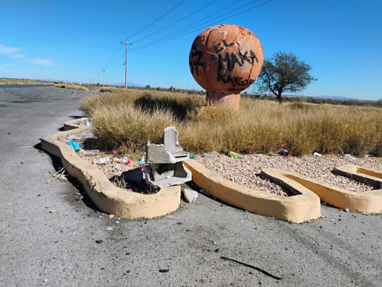 En el abandono, monumentos del Trópico de Cáncer