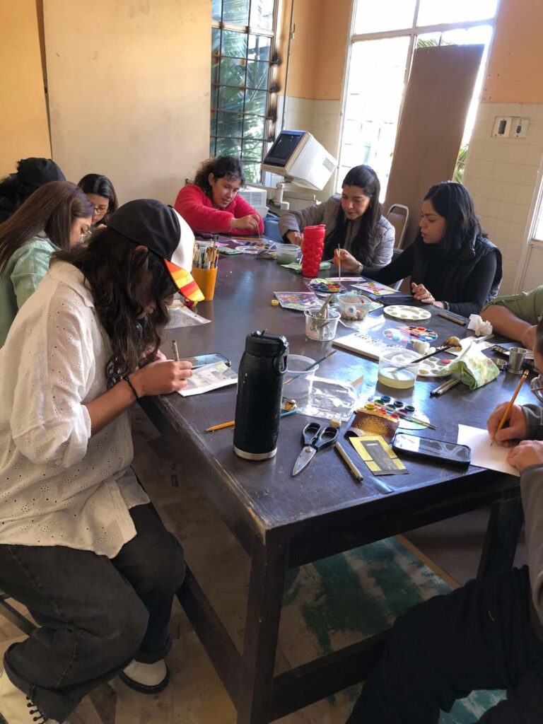 Exploran y pintan en taller de acuarela