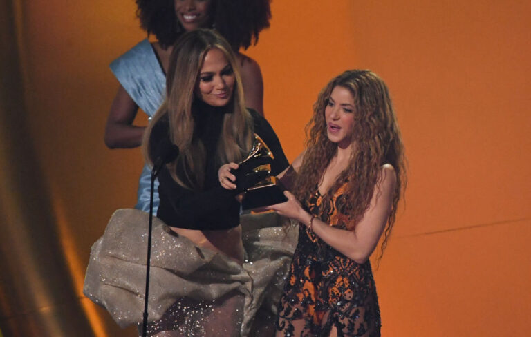 Ganan Shakira y Carin León en los Grammy 2025