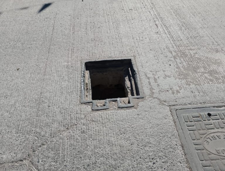 Roban tapa de drenaje; exigen que se reponga