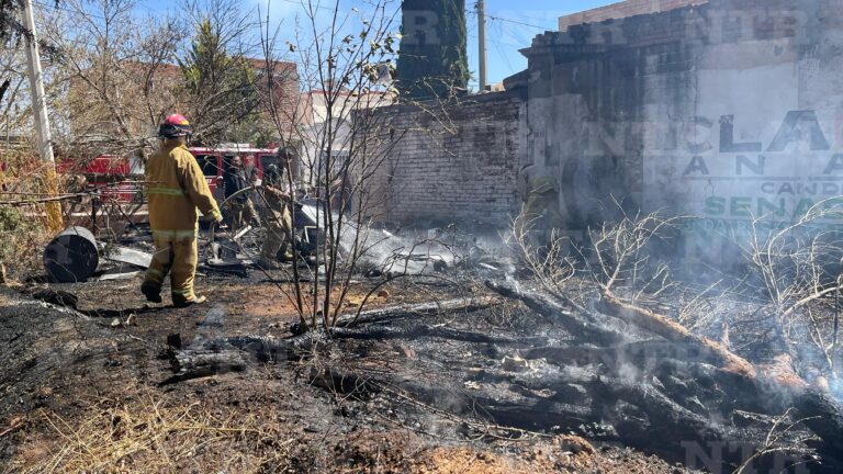 Se registra incendio en lote baldío