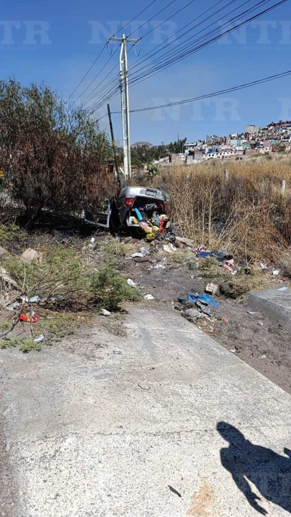 Se vuelca auto en bulevar Bicentenario; hay dos heridos