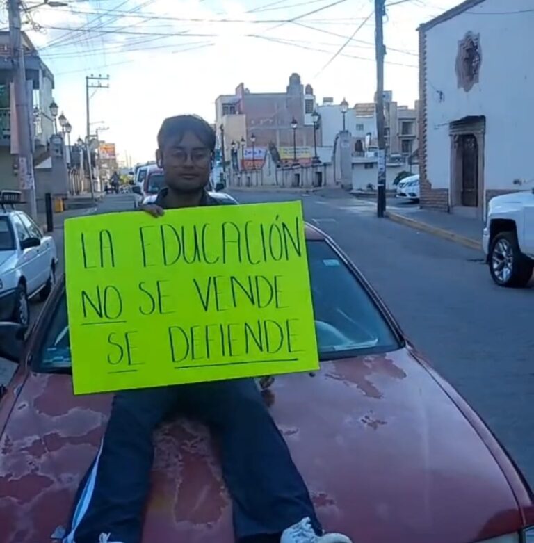 Toman las calles alumnos y exalumnos, exigen destitución de Fermín Parra Luna