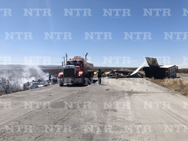 Camiones terminan calcinados tras fuerte choque