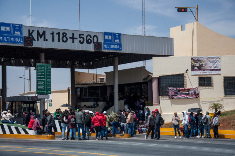 Toman maestros casetas de peaje
