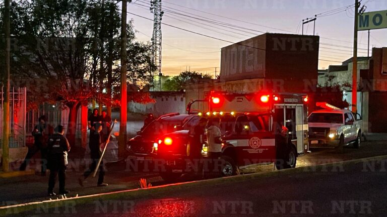Camioneta derriba poste de alumbrado público