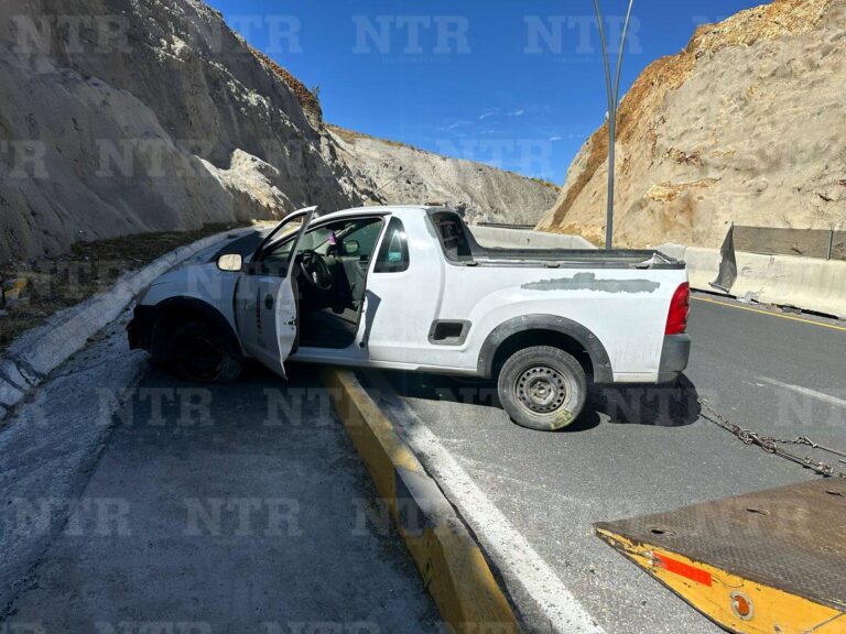 Camioneta choca contra camellón en vialidad Manuel Felguérez
