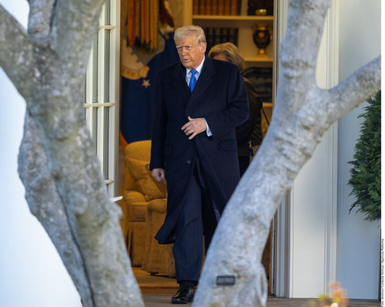Amaga Donald Trump con tercer mandato