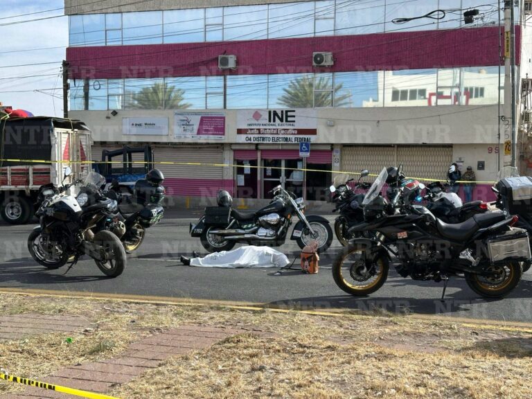 A escasos metros del puente peatonal atropellan a mujer, fallece en el lugar